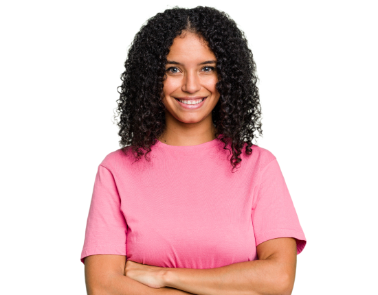 Mujer feliz con camisa rosa